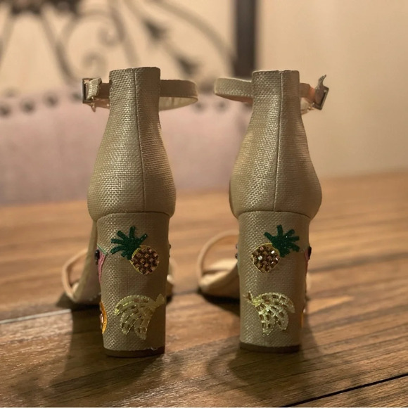 Gianni Bini Joenah Natural Straw Fruit Embellished Block Heel Sandals Size 8.5 - Picture 2 of 9